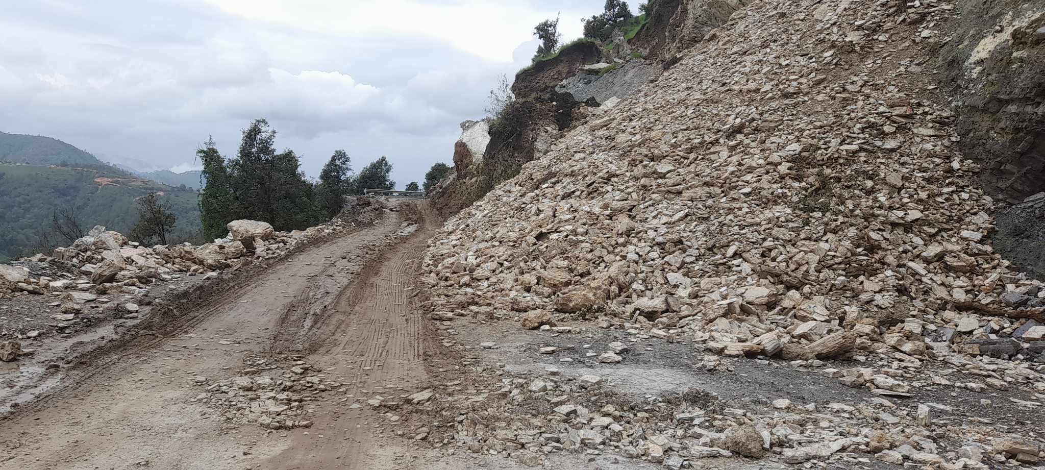 पहिरोले  अवरुद्ध जयपृथ्वी राजमार्ग सुचारु 